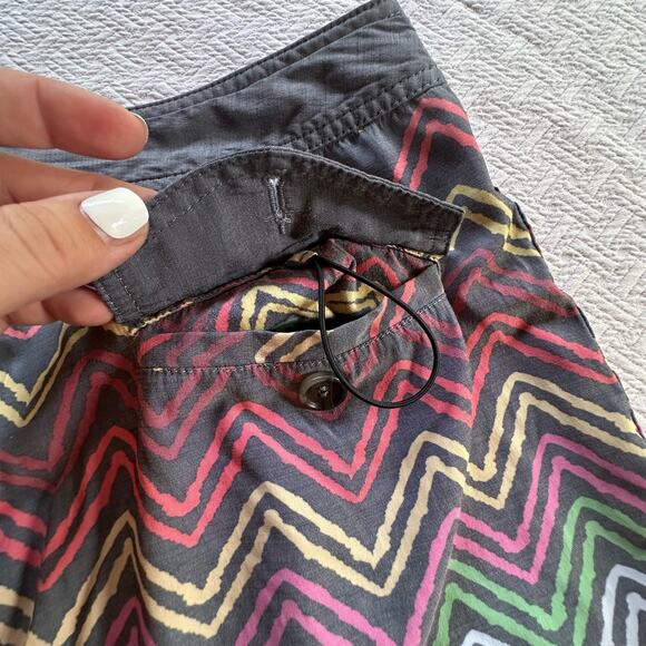 Volcom Chevron Swim Trunks Board Shorts Men's Rainbow Stripe Gray - Picture 5 of 7